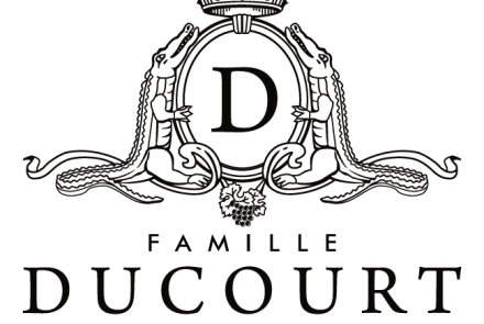 Logo de la Famille Ducourt : un blason orné d’une couronne et entouré de deux crocodiles stylisés, avec la lettre D au centre et le texte ‘Famille Ducourt – Depuis 1858’.